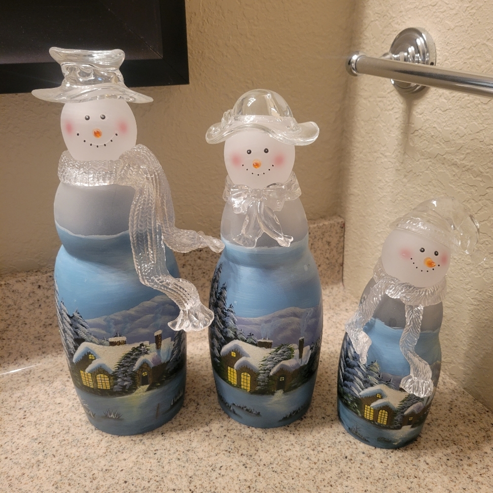 Painted snowman family